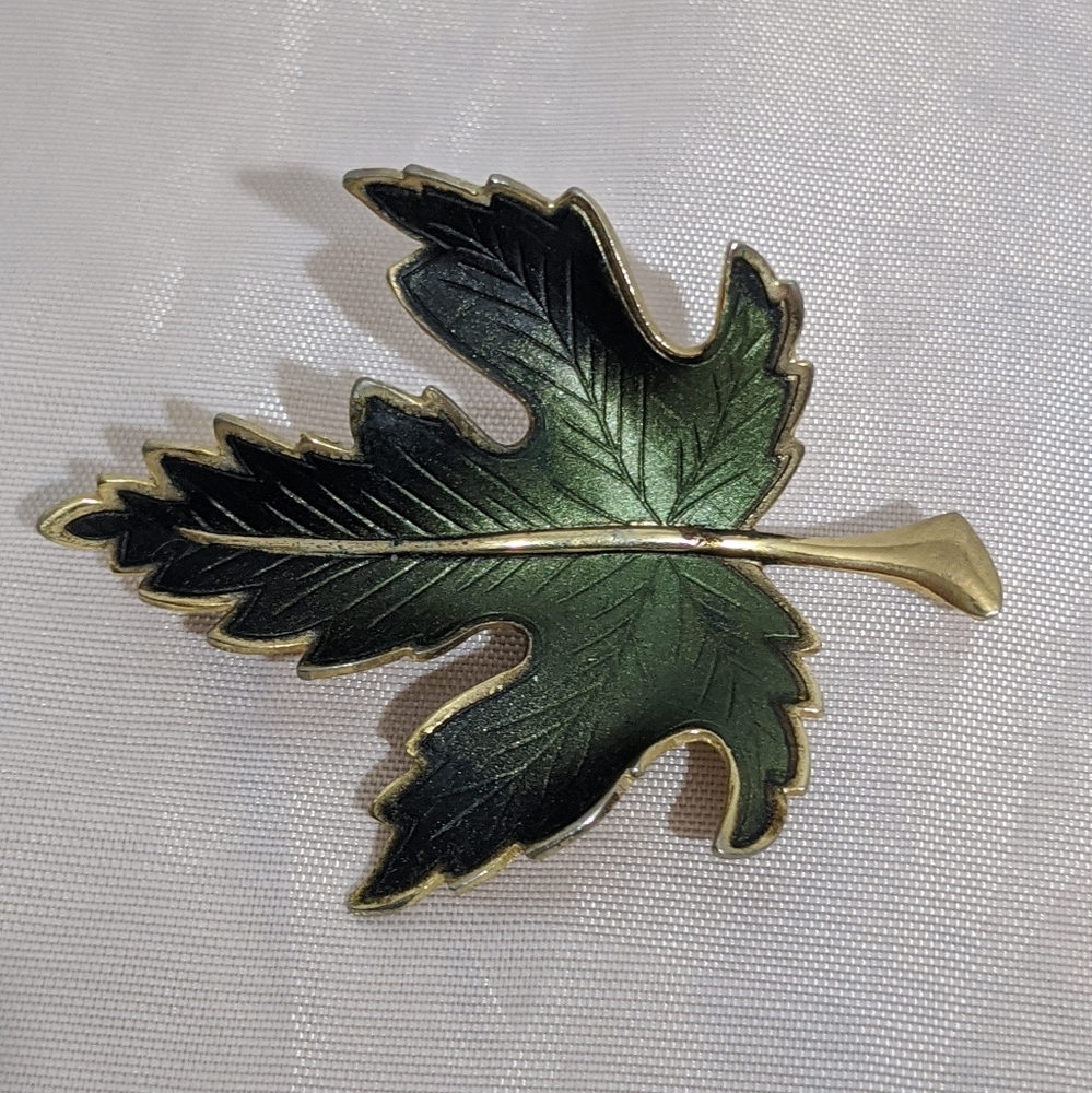 Vtg Green & Gold Maple Leaf Enamel Metal Brooch  Jewelry